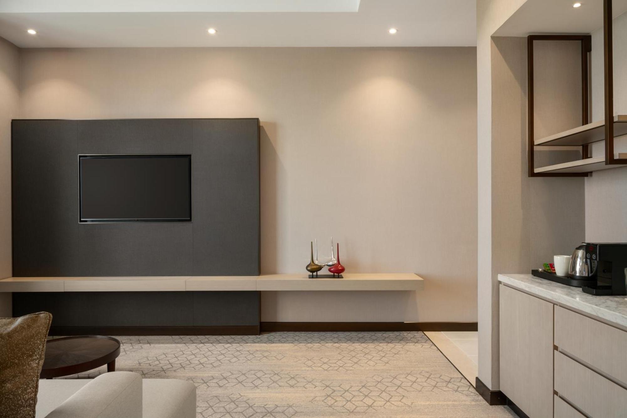 Ramada By Wyndham Riyadh King Fahd Road 外观 照片 A living room at the hotel