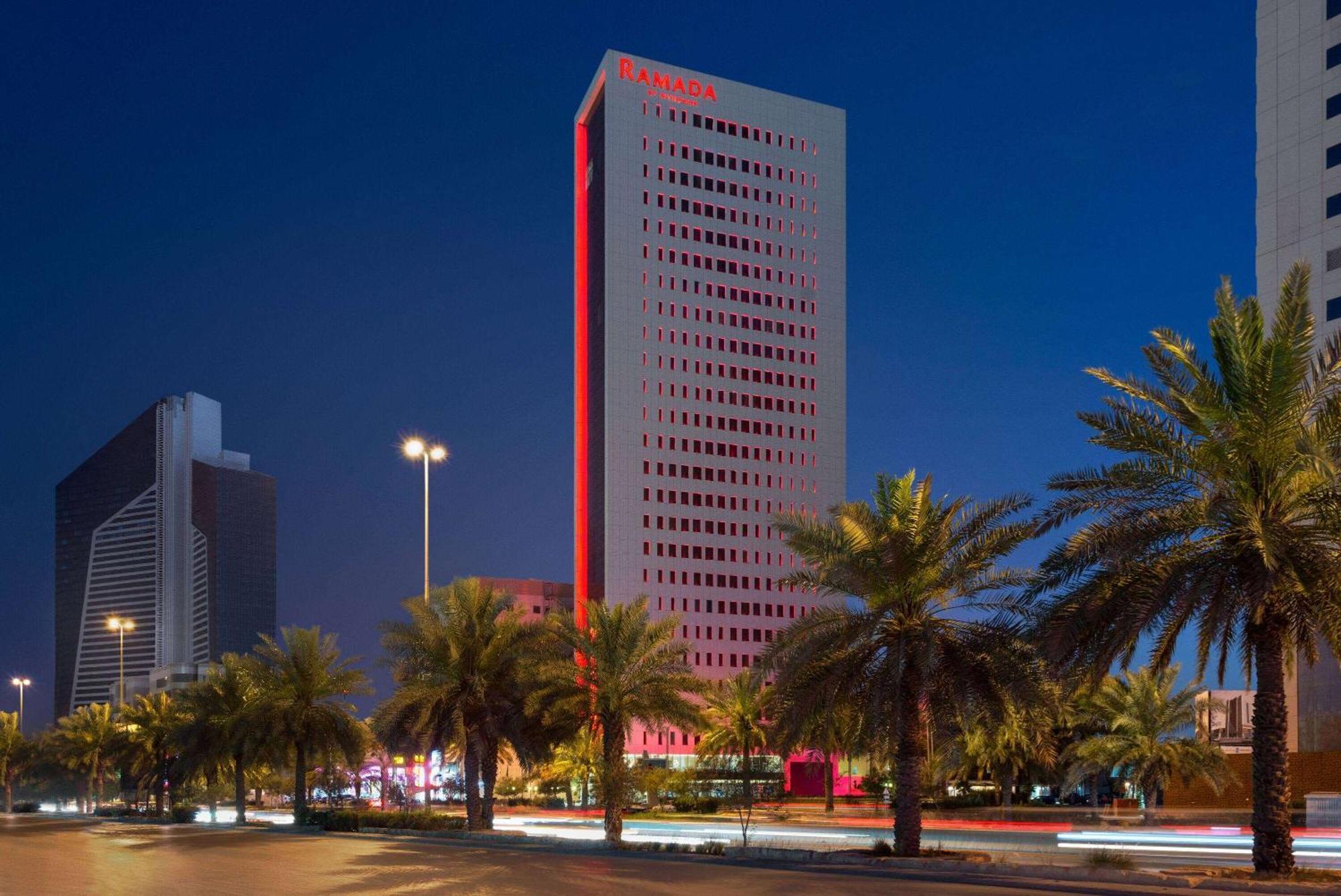 Ramada By Wyndham Riyadh King Fahd Road 外观 照片 The hotel at night