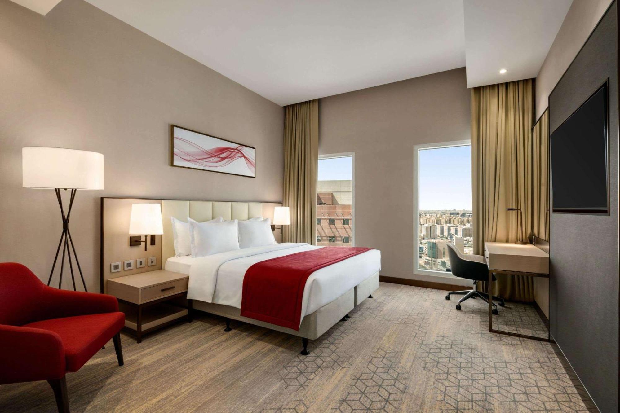 Ramada By Wyndham Riyadh King Fahd Road 外观 照片 A guest room at the Hilton Garden Inn, London Heathrow
