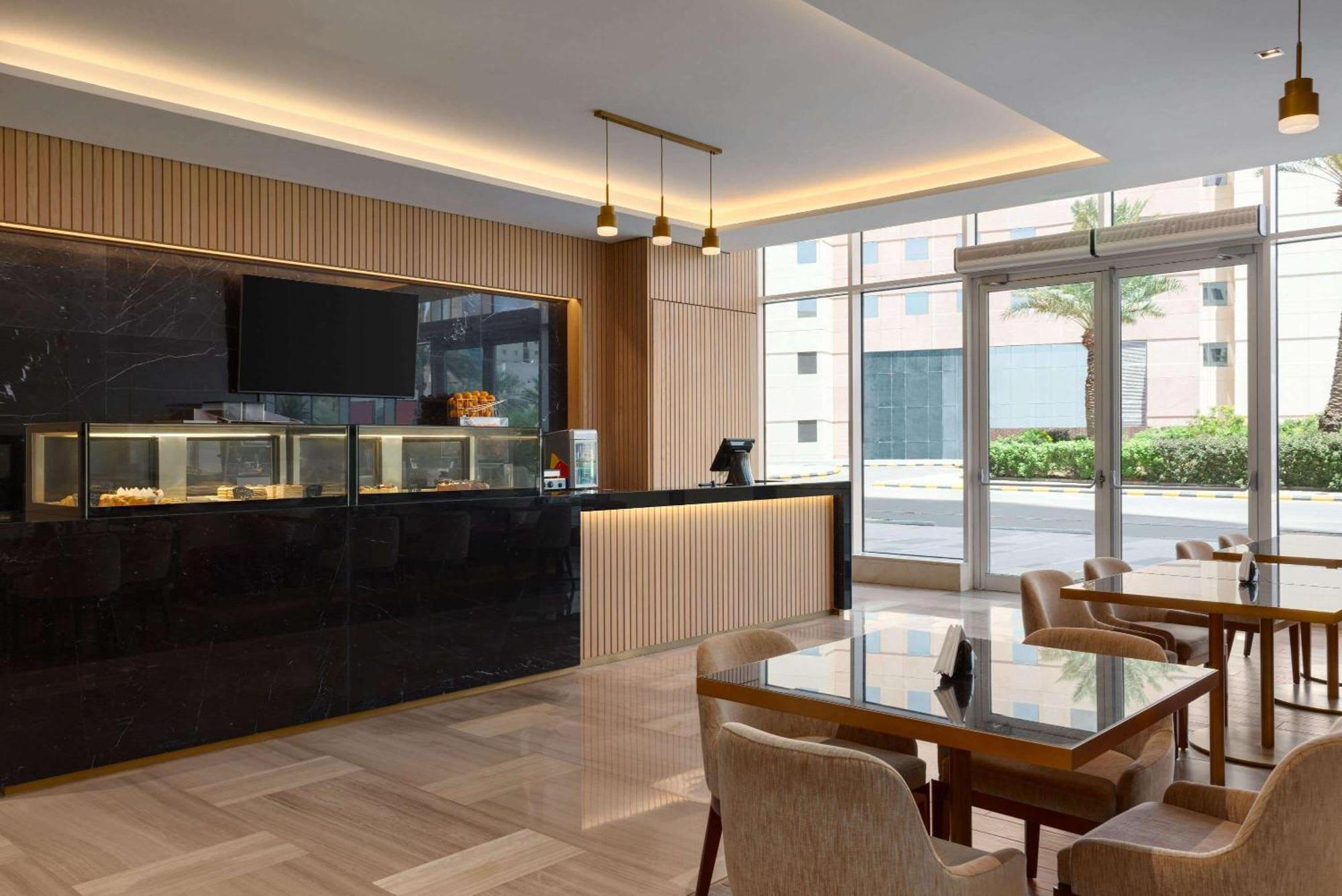 Ramada By Wyndham Riyadh King Fahd Road 外观 照片 The Lounge at KLIA