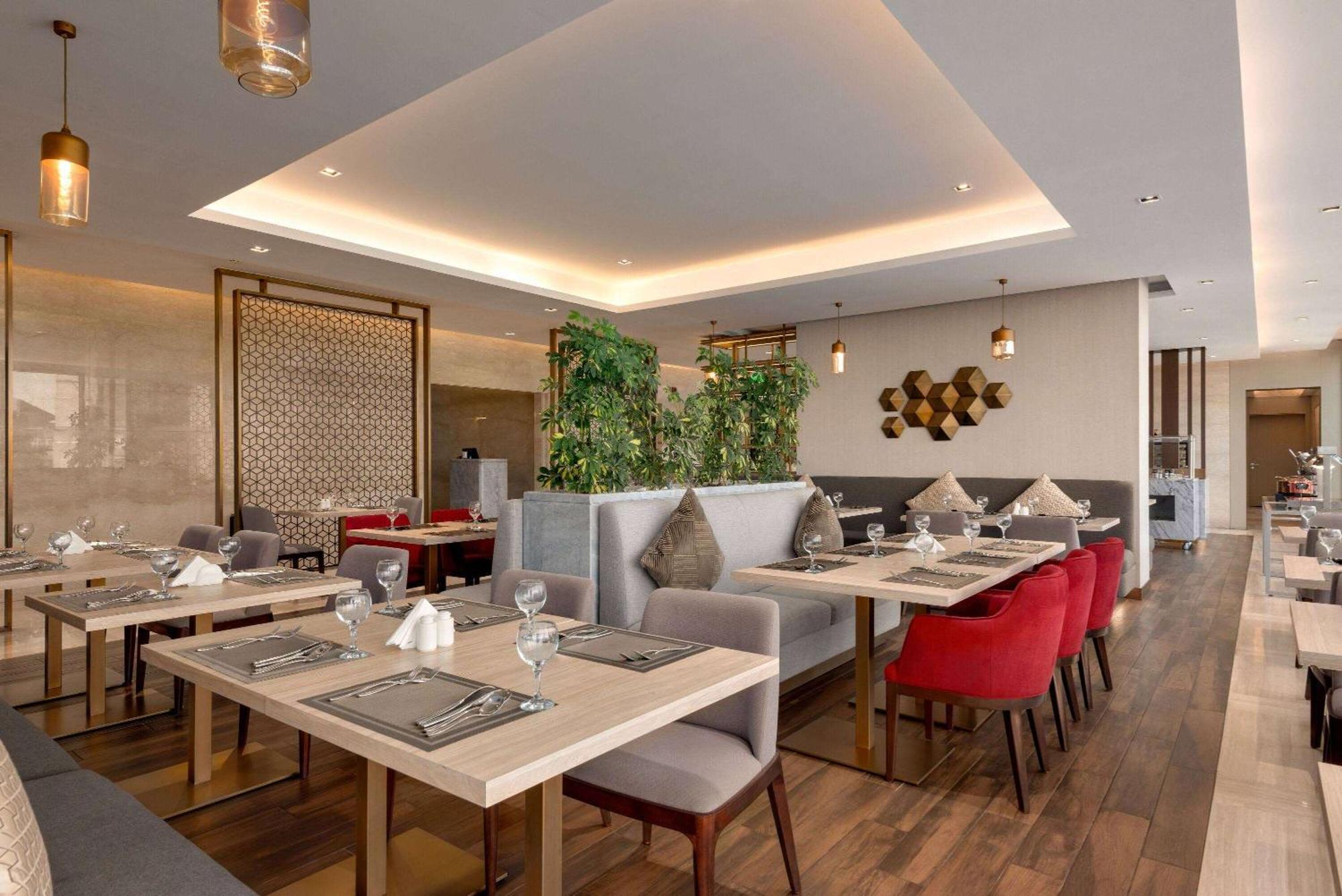Ramada By Wyndham Riyadh King Fahd Road 外观 照片 The restaurant