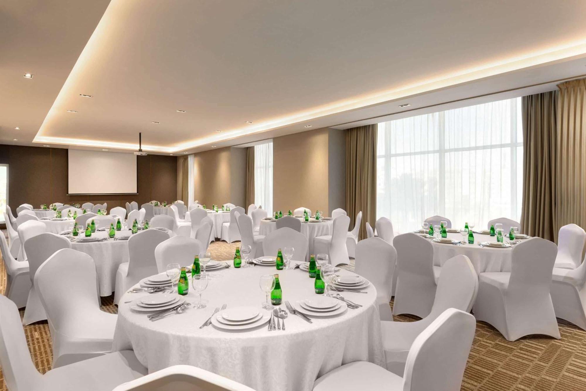 Ramada By Wyndham Riyadh King Fahd Road 外观 照片 A typical banquet hall