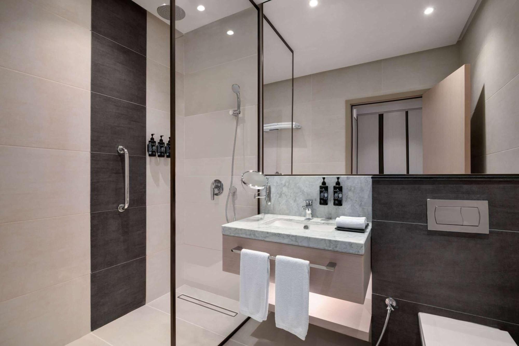 Ramada By Wyndham Riyadh King Fahd Road 外观 照片 Bathroom